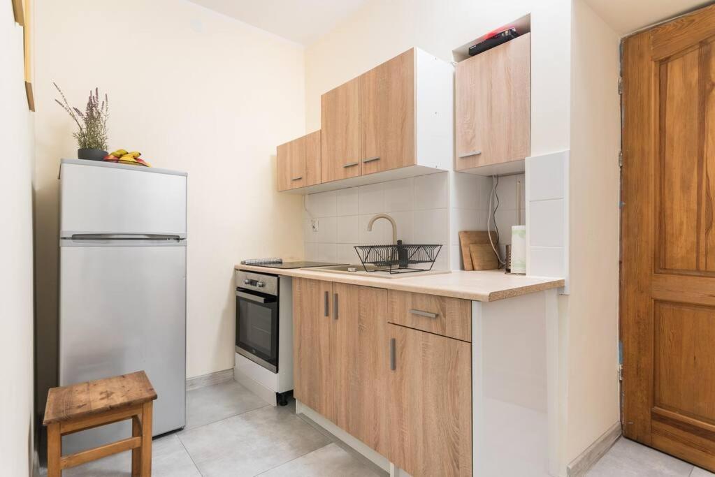 Bosacka X 1' Main Train & Bus Station - By Upstairs Appartement *