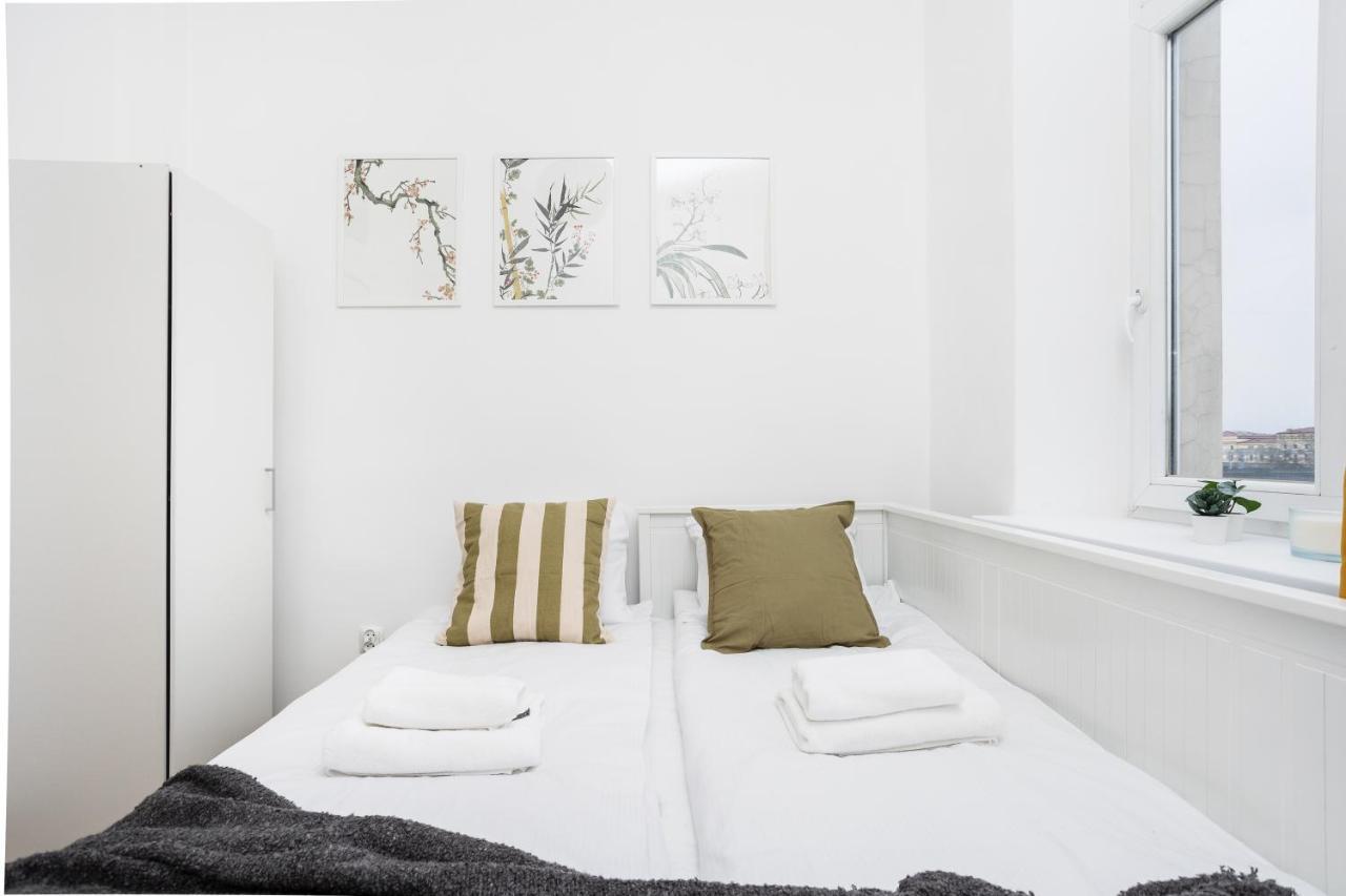 Bosacka X 1' Main Train & Bus Station - By Upstairs Appartement